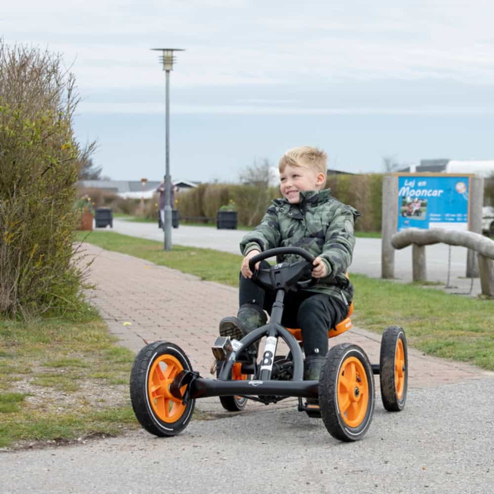 Mooncars-6 Dreng kører på mooncar