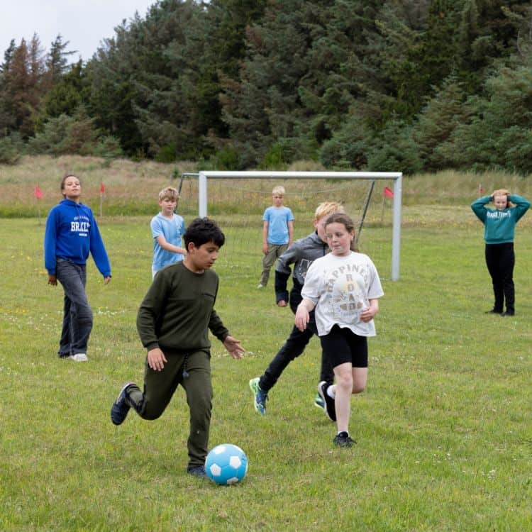 Fodbold-4 Børn spiller fodbold på Løkken Klit Camping