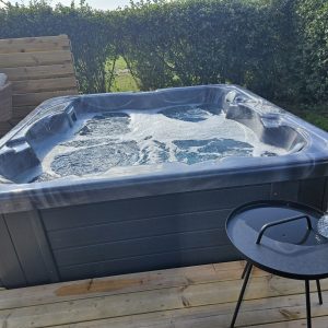 Hotelhytte-med-spa-3 Lækker udendørs spa på terrasse i hotelhytte med spa