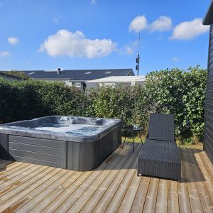 Hotelhytte-med-spa-16 Terrasse med udendørs spa og solseng i hotelhytte med spa