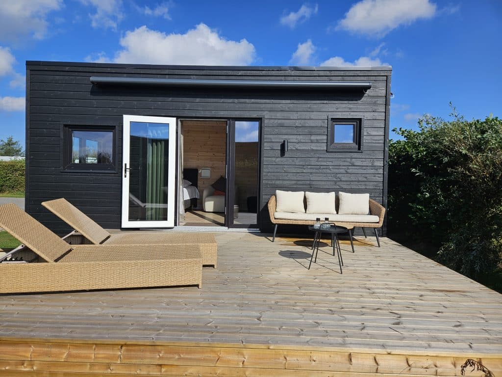 Lækker terrasse med havemøbler i hotelhytte