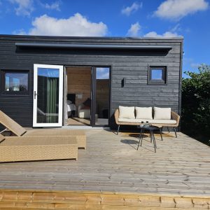 Hotelhytte-11 Lækker terrasse med havemøbler i hotelhytte