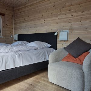 Hotelhytte-4 Sovepladser og lænestol i hotelhytte