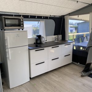Familietelt-koekken Køkken med terrasse i baggrunden i familietelt
