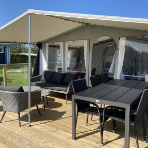 Familietelt-terrasse-2 Lækkert udemiljø med havemøbler i familietelt