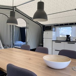 Familietelt-spiseplads-1 Spiseplads med køkken i baggrunden i familietelt