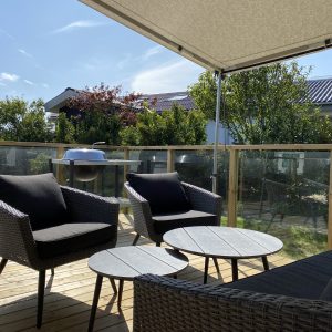 Familietelt-terrasse-1 Lækkert udemiljø med havemøbler og grill i familietelt