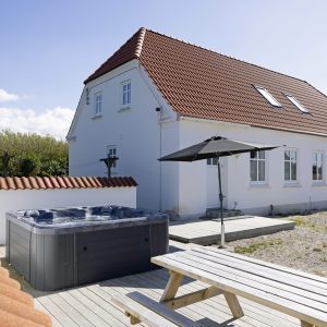 Gaarden-spabad-3 Dejlig terrasse med udendørs spa på Bondegården