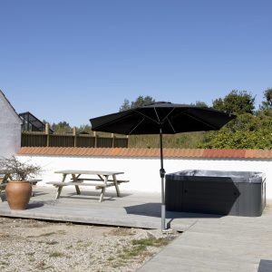 Gaarden-spabad-2 Dejlig terrasse med udendørs spa på Bondegården