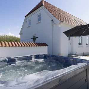 Gaarden-spabad-1 Dejligt udemiljø med udendørs spa på Bondegården