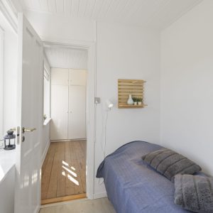 Gaarden-sovevaerelse-5 Lille værelse med seng på Bondegården