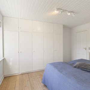 Gaarden-sovevaerelse-4 Dejligt soveværelse med masser af skabe på Bondegården