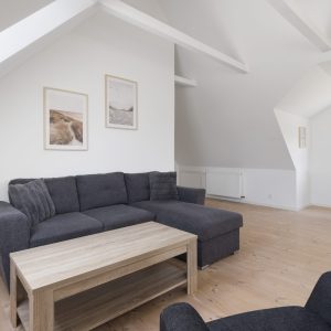 Gaarden-stue-2 Hyggelig opholdsstue på 1. sal på Bondegården