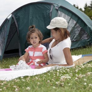 Camping-9 Mor og datter foran lille telt på campingplads