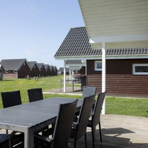 Vesterhavshytte-terrasse Hyggelig terrasse med havemøbler i Vesterhavshytte