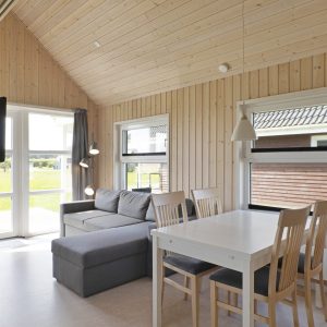 Vesterhavshytte-opholdsstue-2 Spiseplads med sofa i baggrunden i Vesterhavshytte