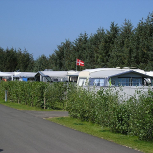 Camping-8 Vej med campingvogne på ugenerte pladser