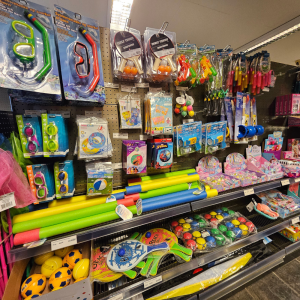 Butik-10 Masser af legetøj på hylderne i Let-Køb