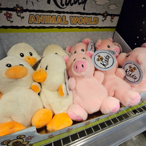 Butik-8 Søde plysdyr på hylde i Let-Køb