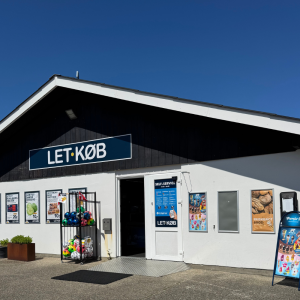Butik-5 Indgangen til Let-Køb med skilte og varer foran