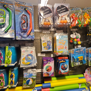 Butik-2 Masser af legetøj på hylderne i Let-Køb