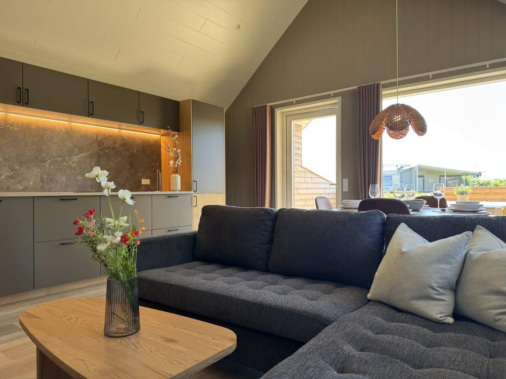Nyt og flot køkken/alrum med sofa og spisebord i Børglumhytte