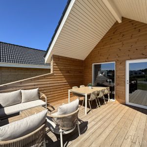 Boerglumhytte-terrasse Dejligt og hyggeligt udemiljø med havemøbler på terrasse foran Børglumhytte