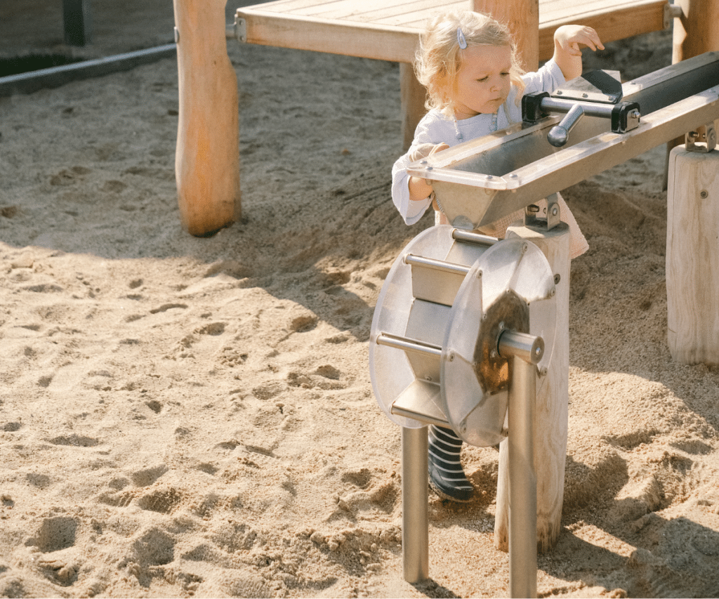 Legeplads-6 Pige leger med sand og vand på legeplads
