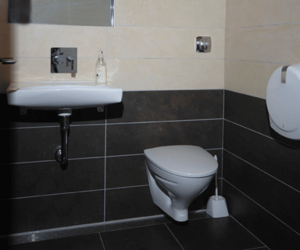 Servicebygning-2 Toiletrum i servicebygning på Løkken Klit Camping